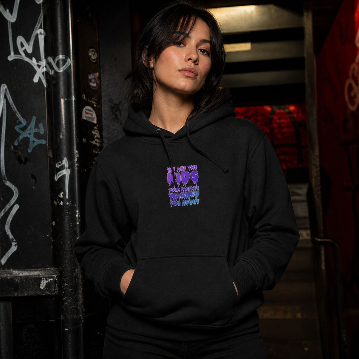 Rich Kids Hoodie Damen Model Frontansicht Berlin – KI-generierte Darstellung
