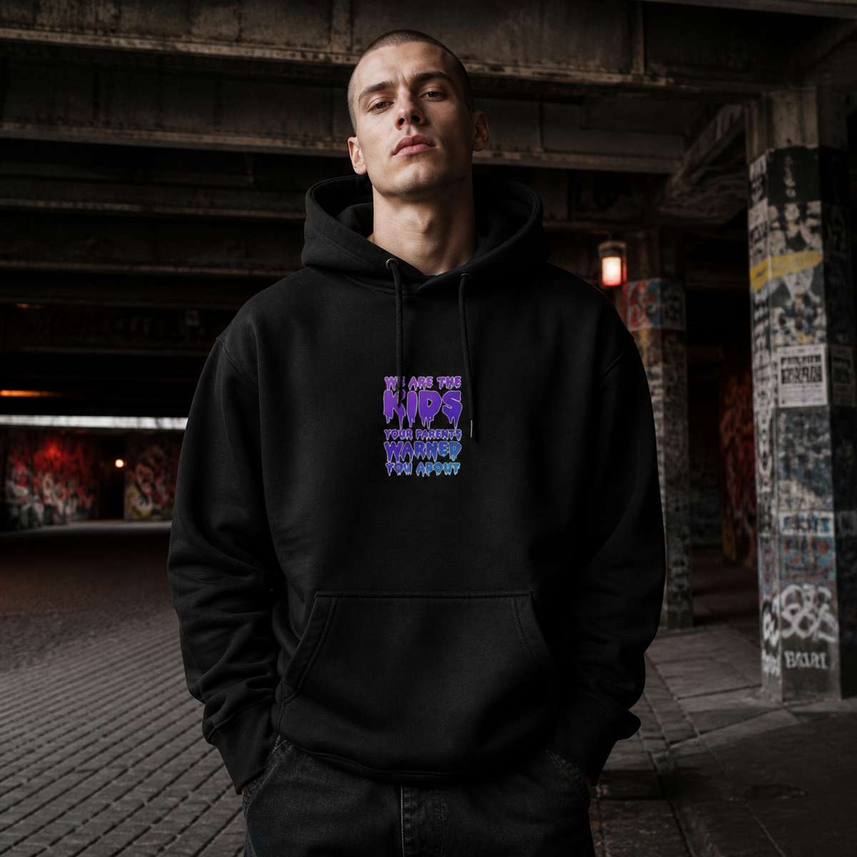 Rich Kids Hoodie Herren Model Frontansicht Berlin – KI-generierte Darstellung
