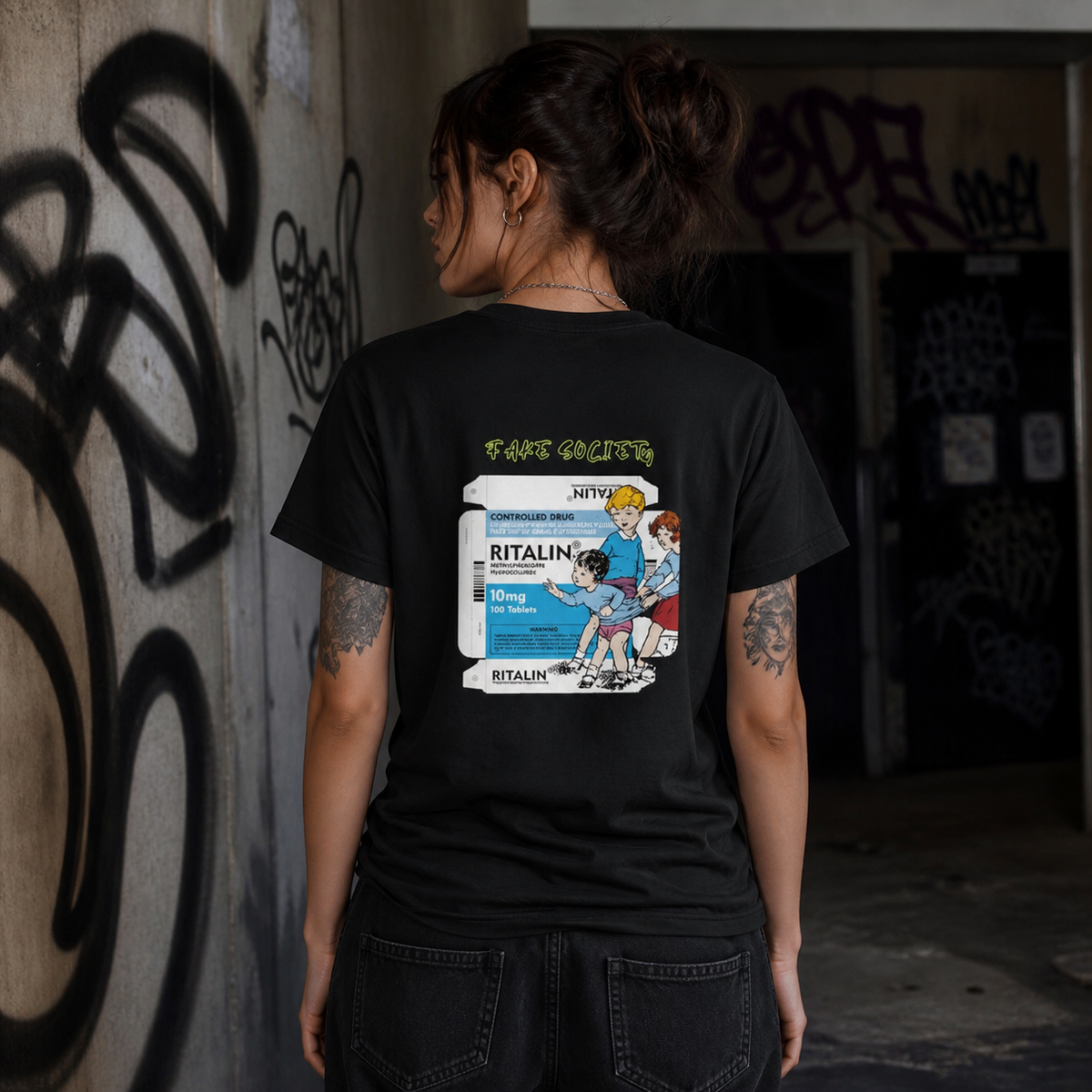 Ritalin Fake T-Shirt Damen Model Rückenansicht - KI-generierte Darstellung