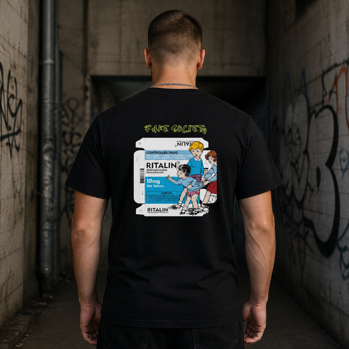 Ritalin Fake T-Shirt Herren Model Rückenansicht - KI-generierte Darstellung