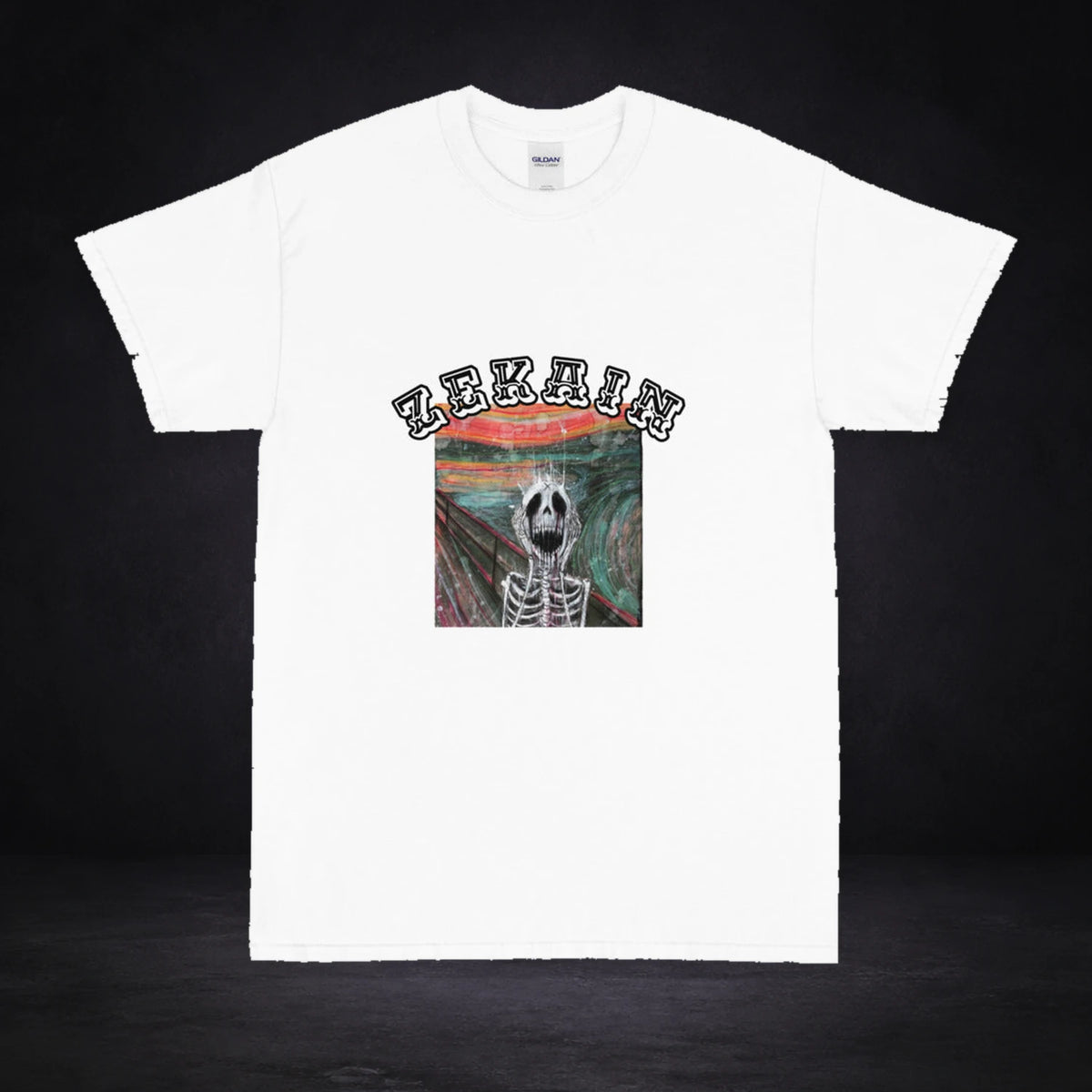 Scream Graphic T-Shirt von NiZED in Weiß, Vorderansicht mit Designprint vor dunklem Betonhintergrund