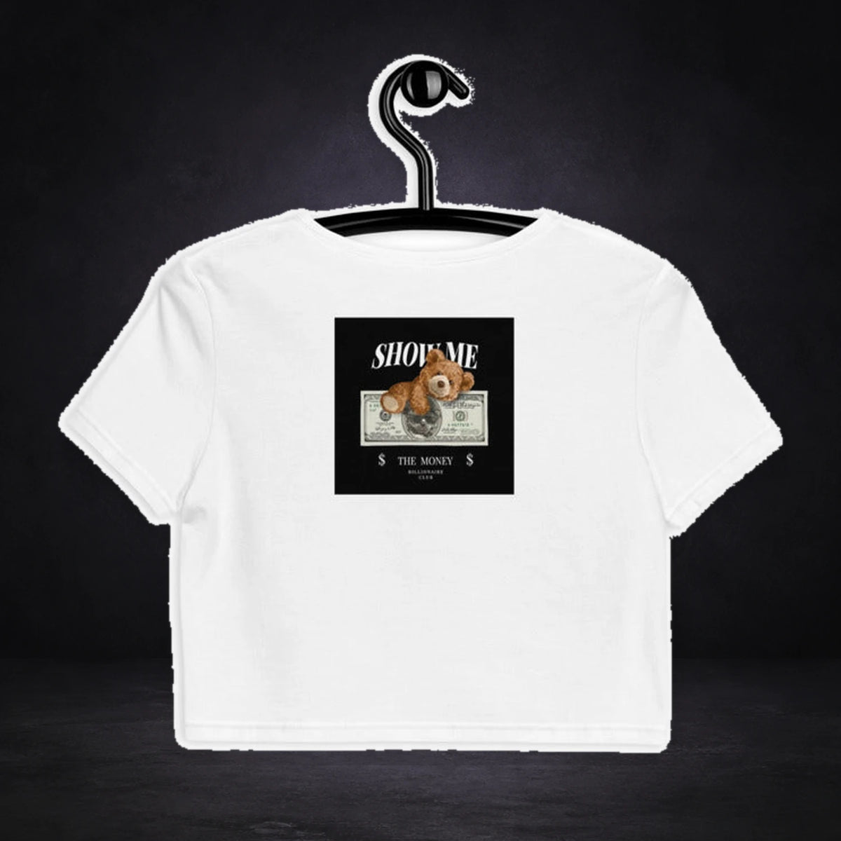 Show Money Crop Top von NiZED, Rückansicht mit Designprint vor dunklem Betonhintergrund