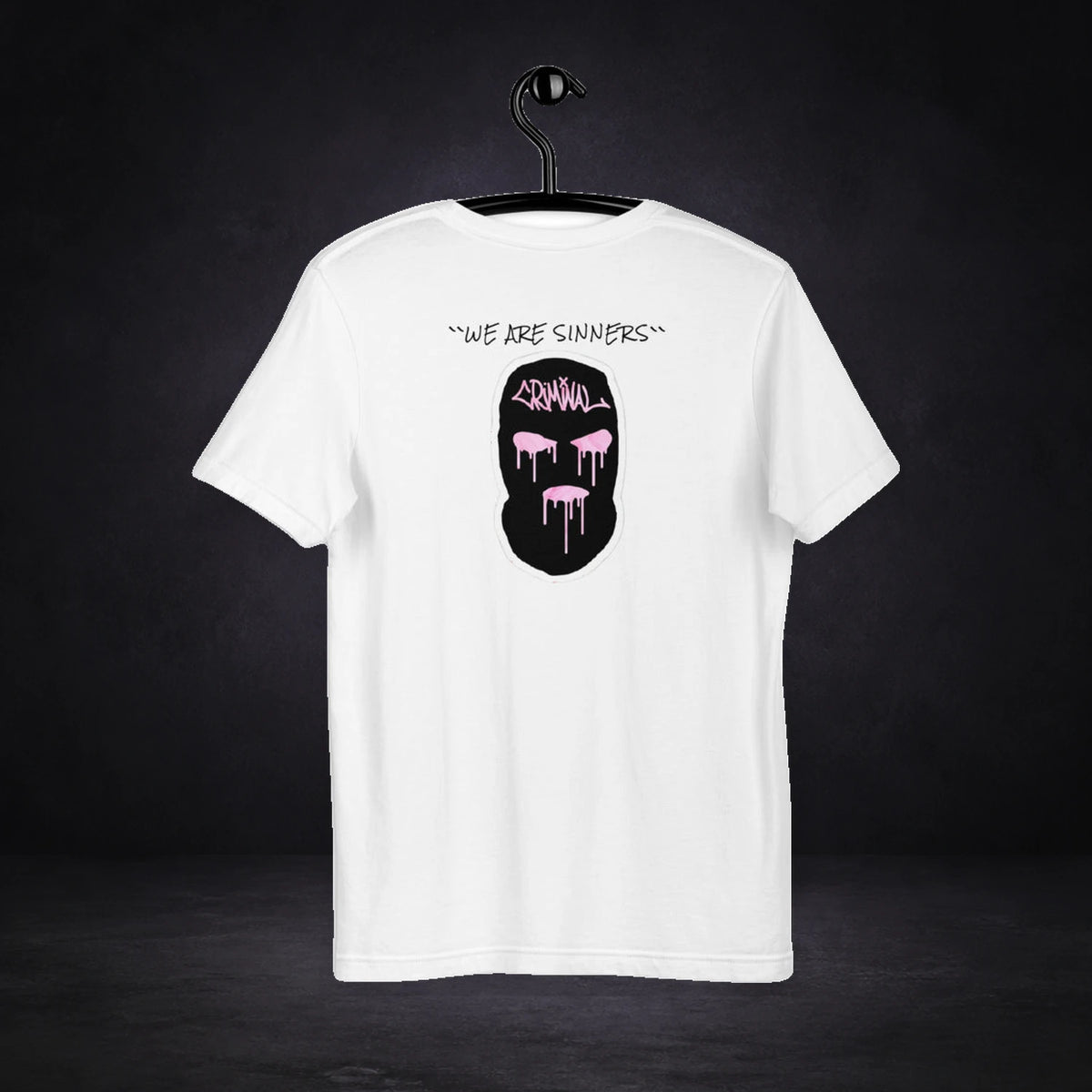 Sinners Criminals Tshirt von NiZED, Rückansicht mit Designprint vor dunklem Betonhintergrund