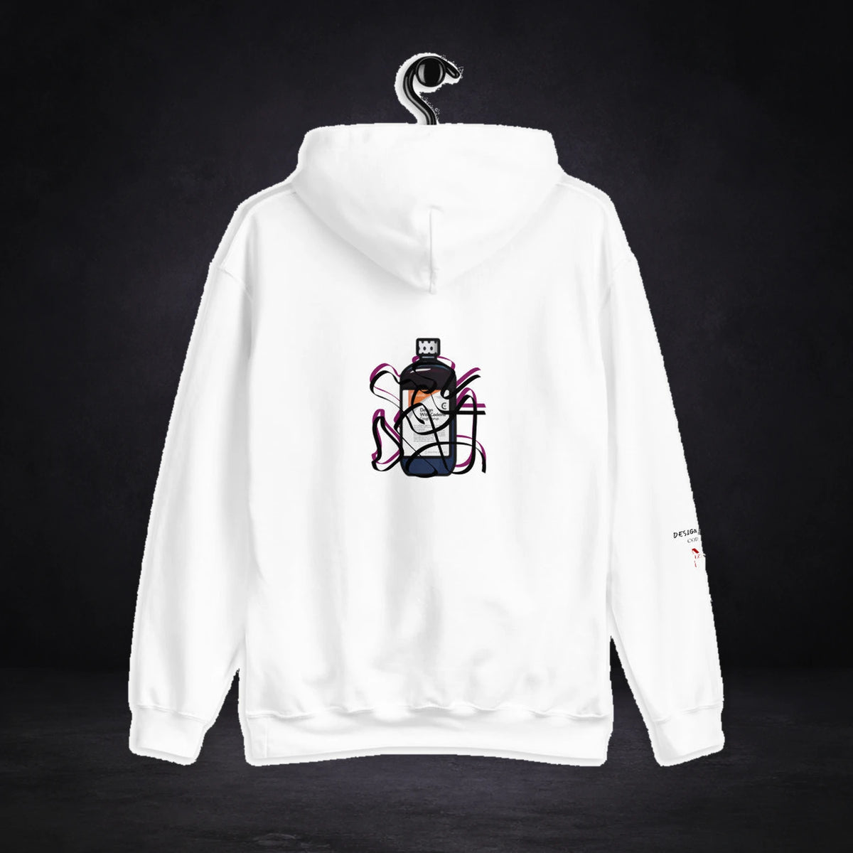 Sizzup chill Hoodie von NiZED in Weiß, Rückansicht mit Designprint vor dunklem Betonhintergrund