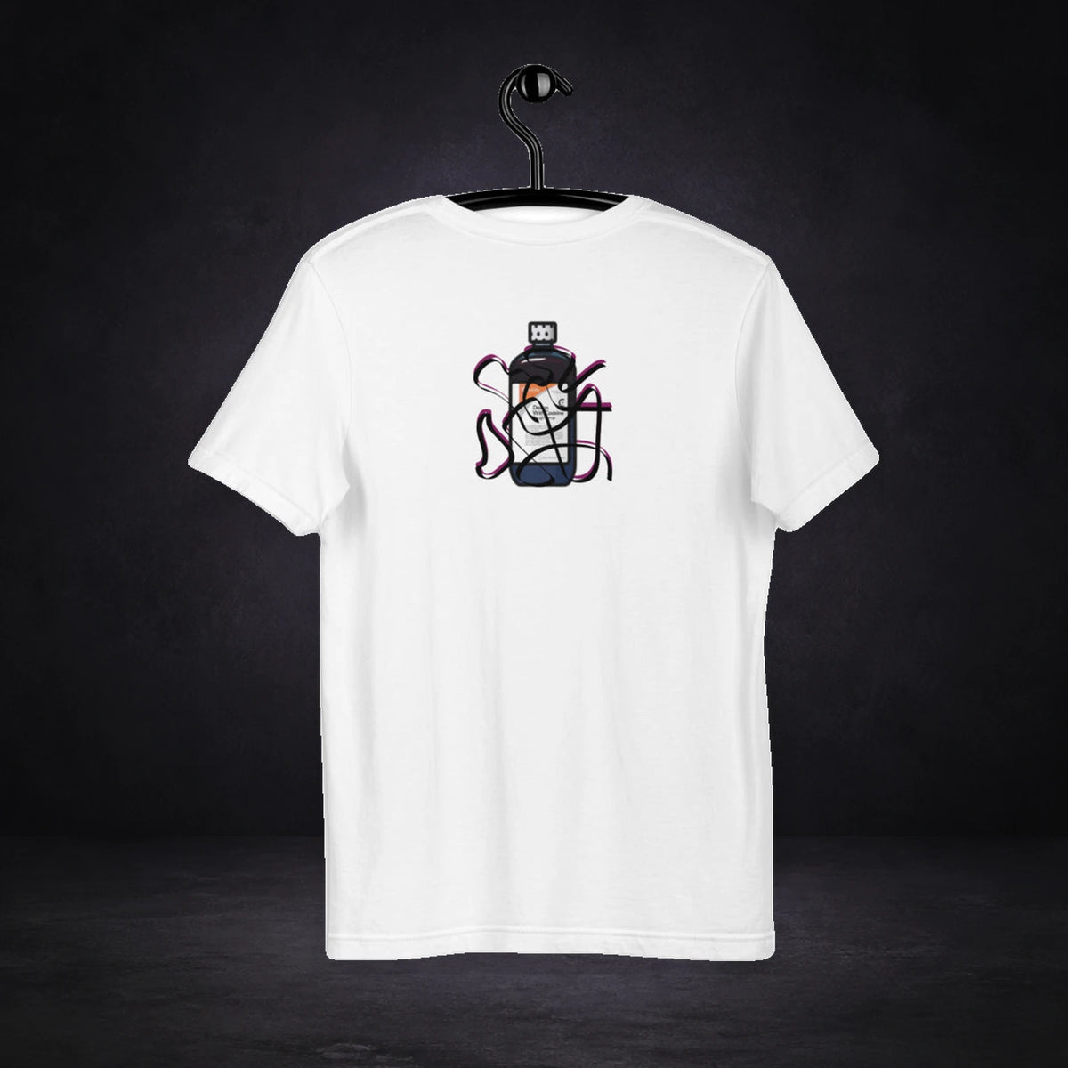 Sizzup Codein Graphic T-Shirt Design 2 von NiZED, Rückansicht mit Designprint vor dunklem Betonhintergrund