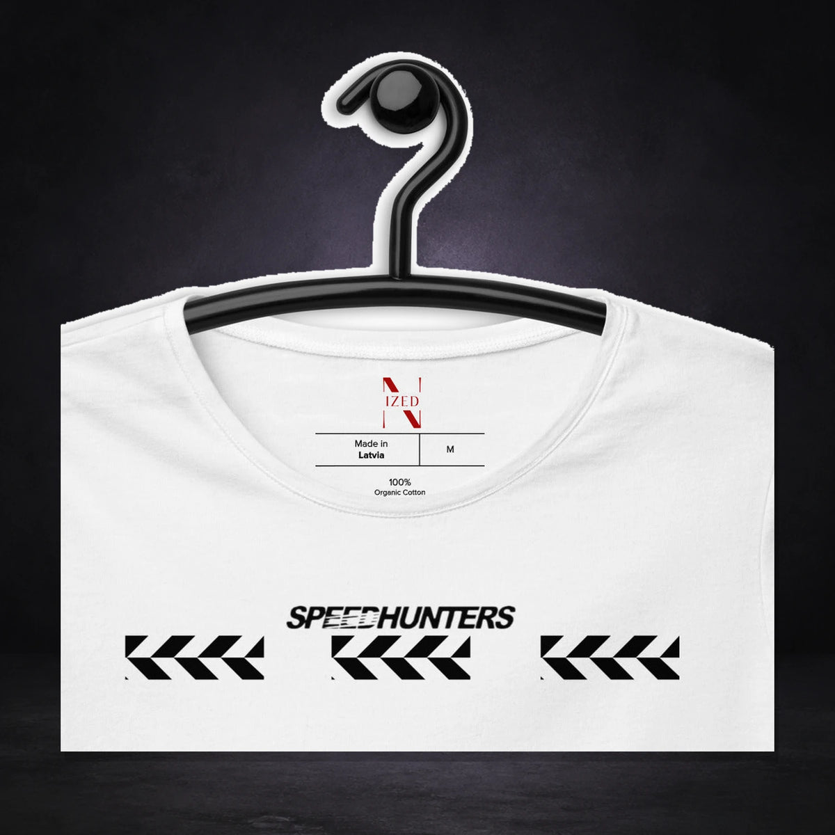 Speedhunters Crop Top von NiZED, Vorderansicht mit Designprint vor dunklem Betonhintergrund