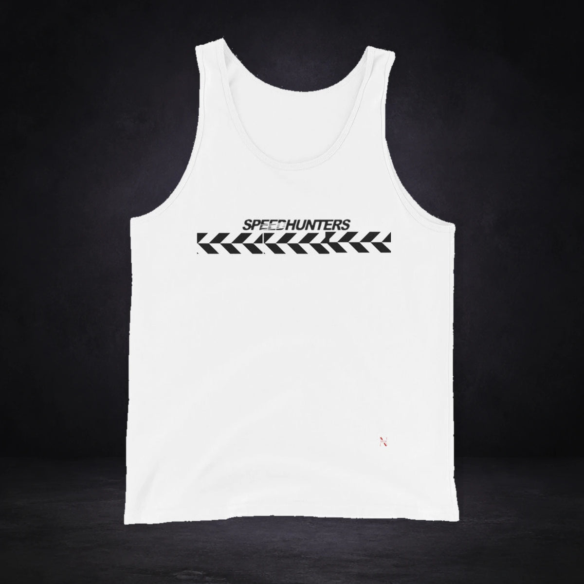 Speedhunters Tank Top von NiZED, Vorderansicht mit Designprint vor dunklem Betonhintergrund
