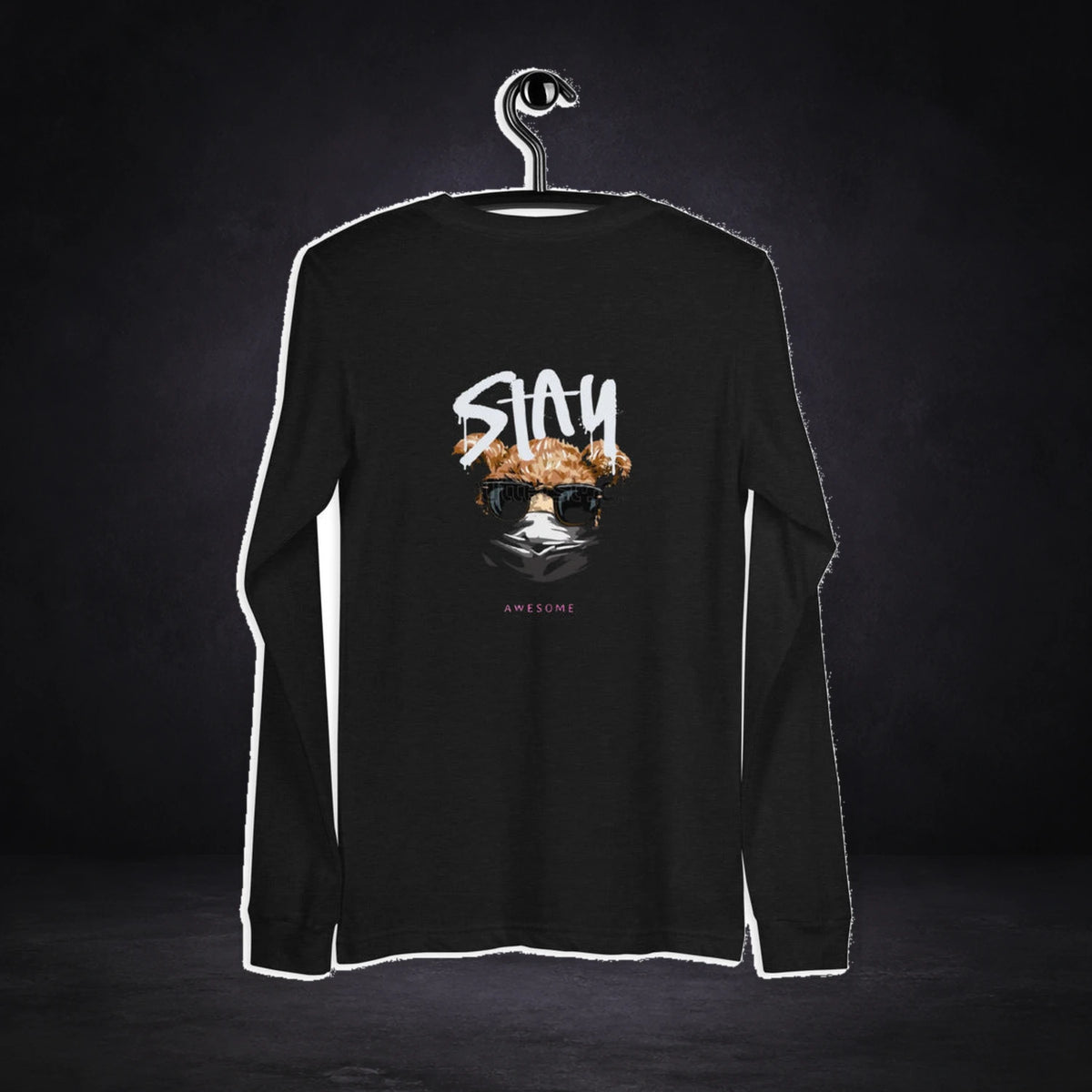 Stay Awesome Graphic T-Shirt von NiZED, Rückansicht mit Designprint vor dunklem Betonhintergrund