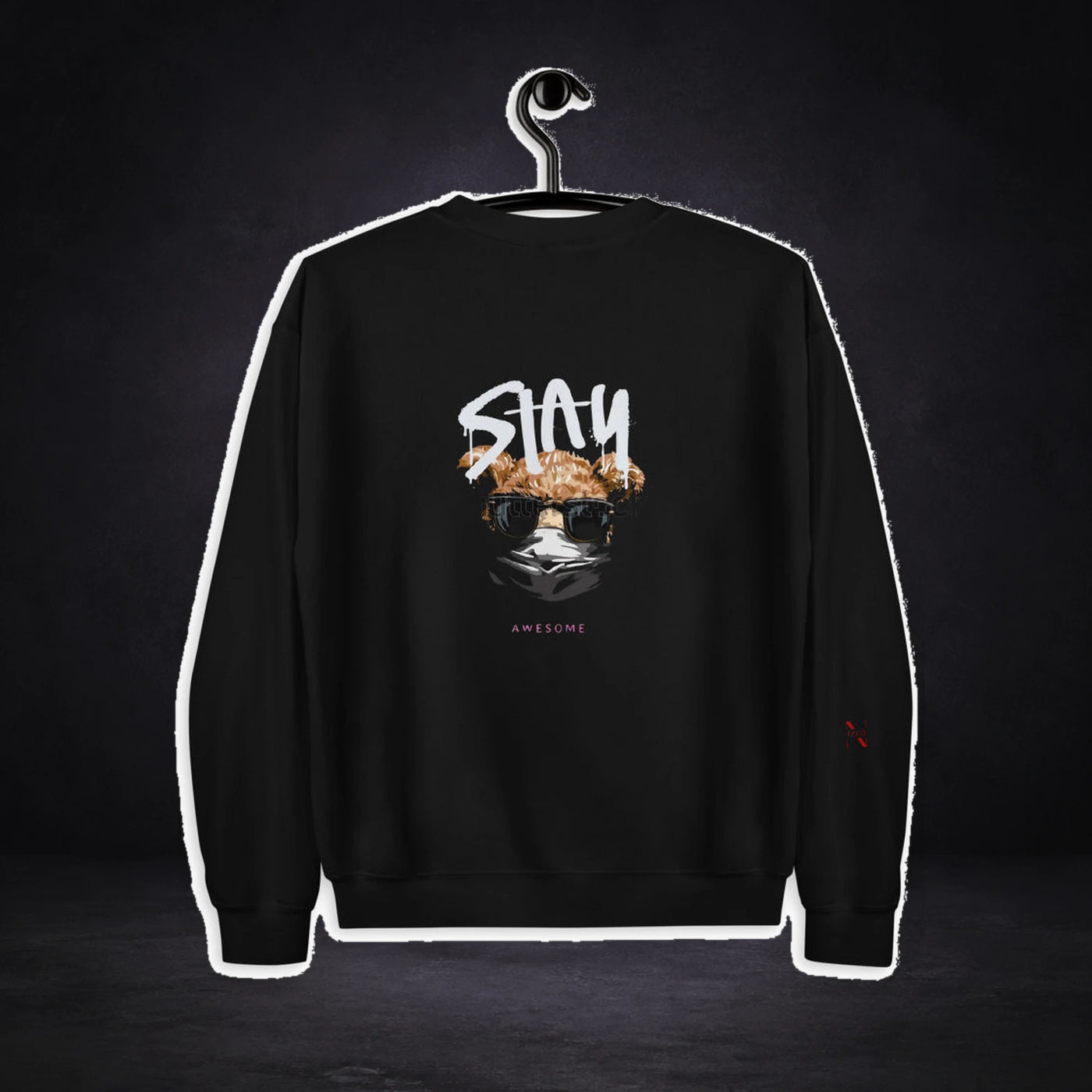 Stay Awesome Sweater von NiZED, Rückansicht mit Designprint vor dunklem Betonhintergrund