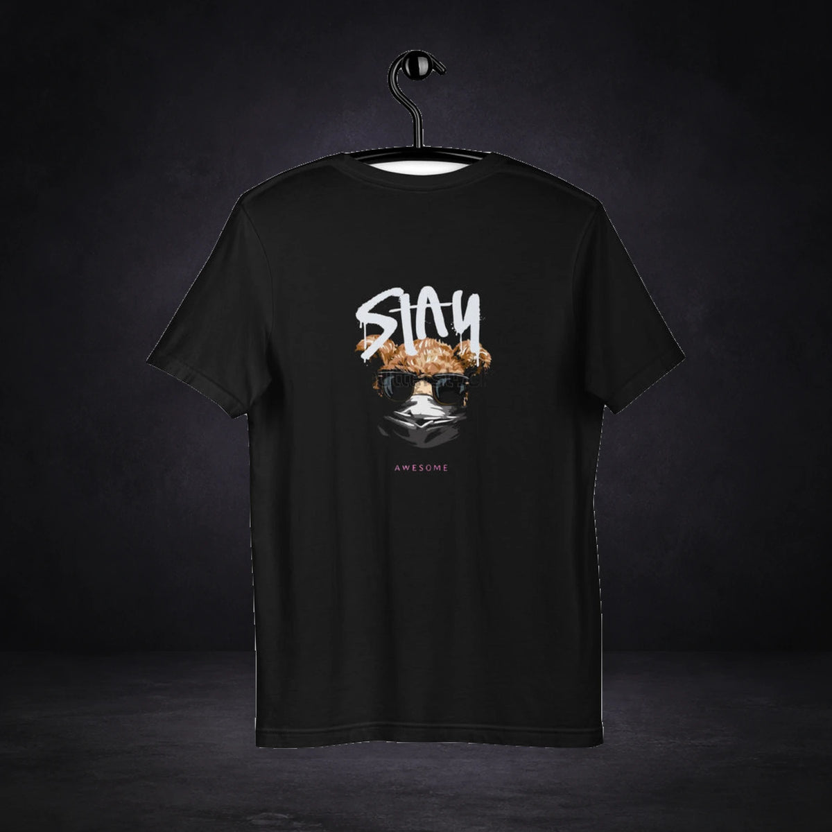 Stay Awesome Graphic T-Shirt Design 2 von NiZED, Rückansicht mit Designprint vor dunklem Betonhintergrund