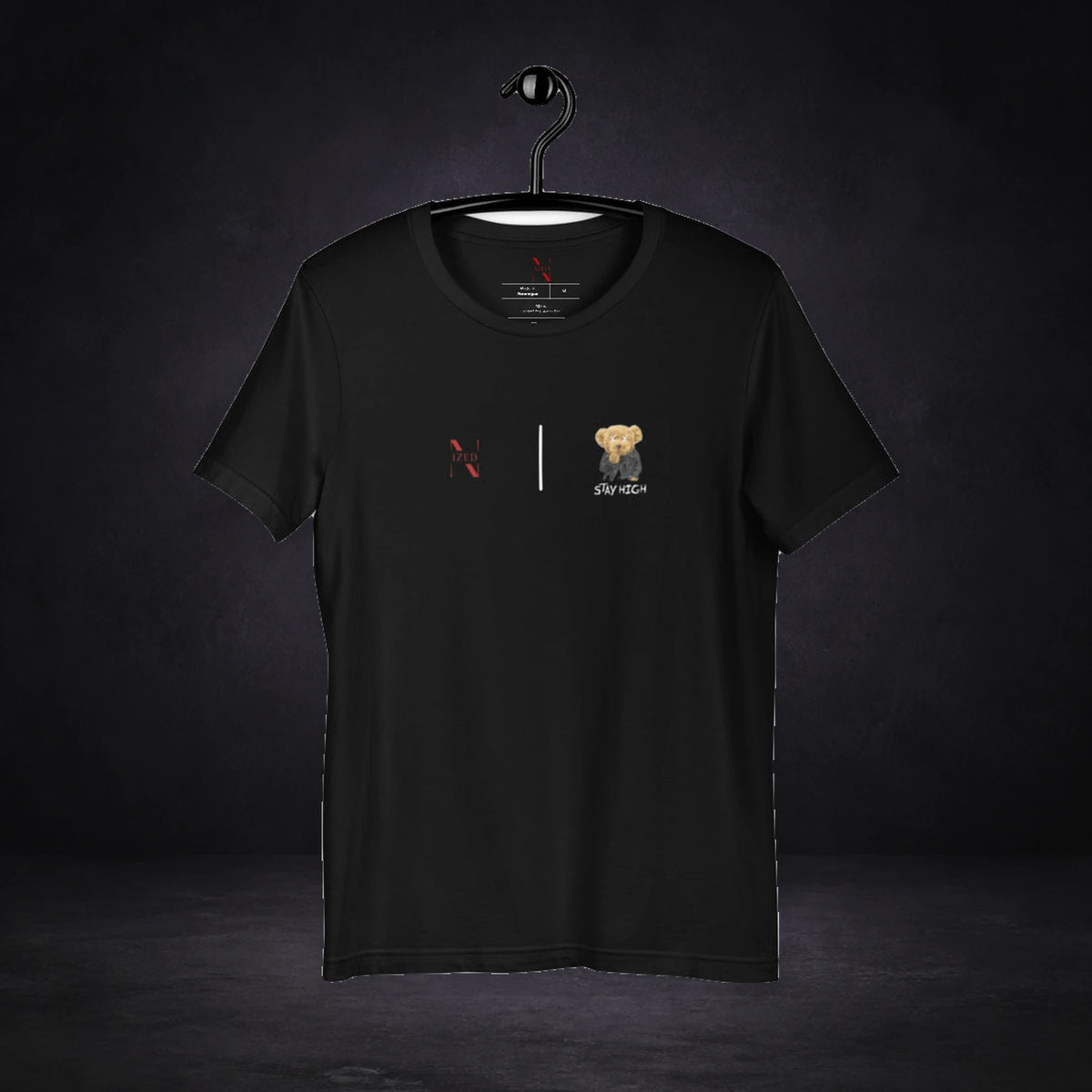 Stay High Tshirt von NiZED, Vorderansicht mit Designprint vor dunklem Betonhintergrund