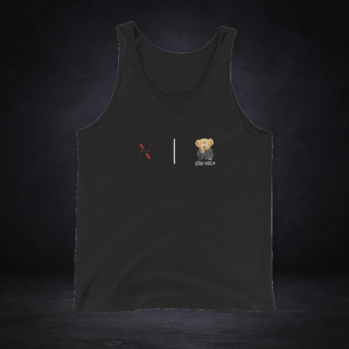 Stay High Tank Top von NiZED, Vorderansicht mit Designprint vor dunklem Betonhintergrund