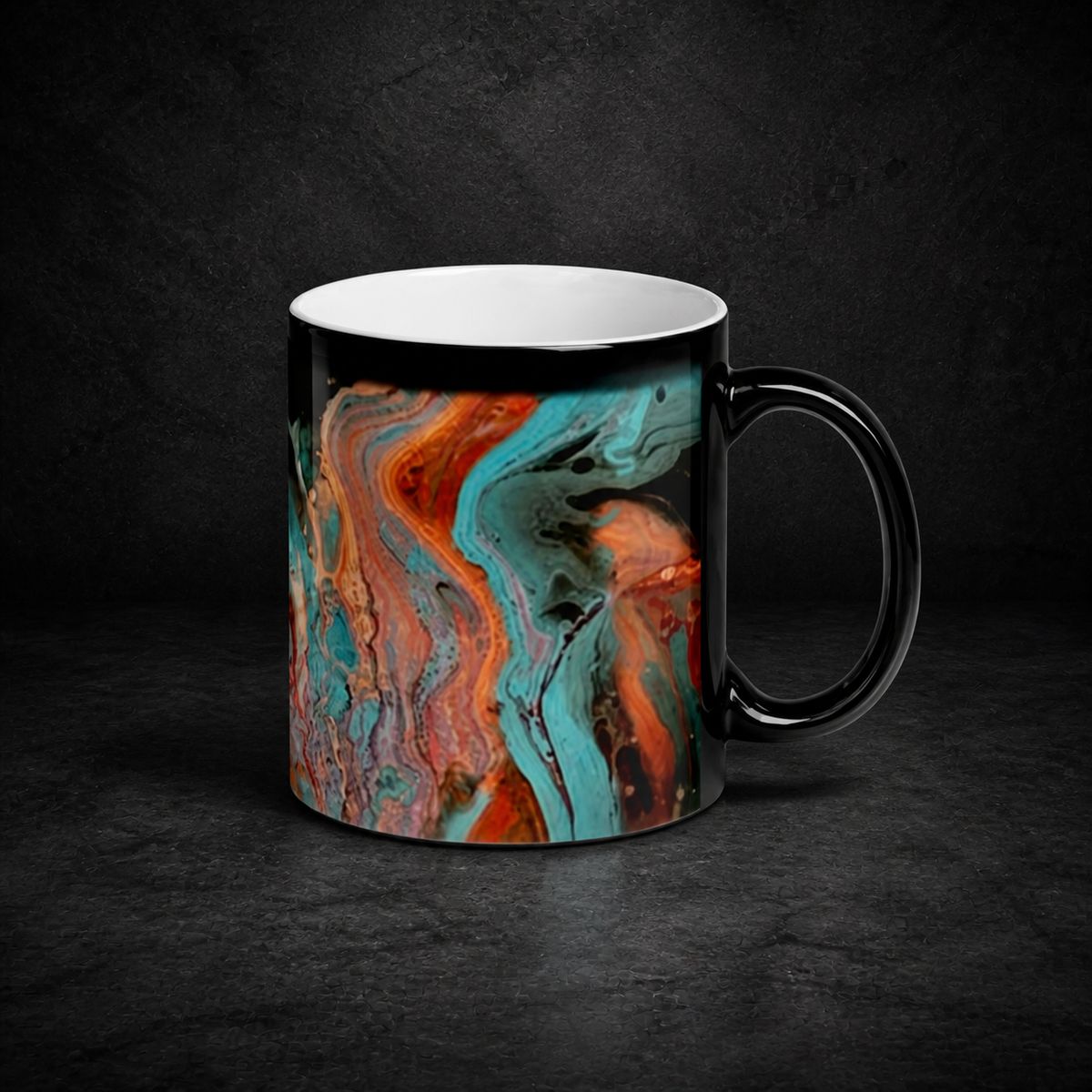 Dali Trippy Thermo-Tasse vor dunklem Betonhintergrund