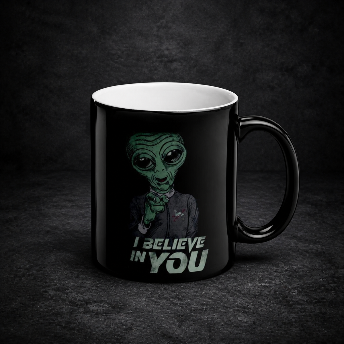 Belive in Humans Thermo-Tasse vor dunklem Betonhintergrund