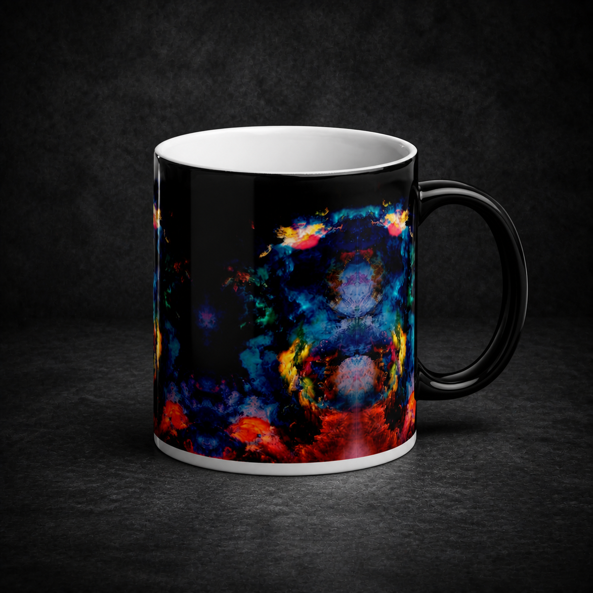 Lollapalooza Festival Vibes Thermo-Tasse vor dunklem Betonhintergrund