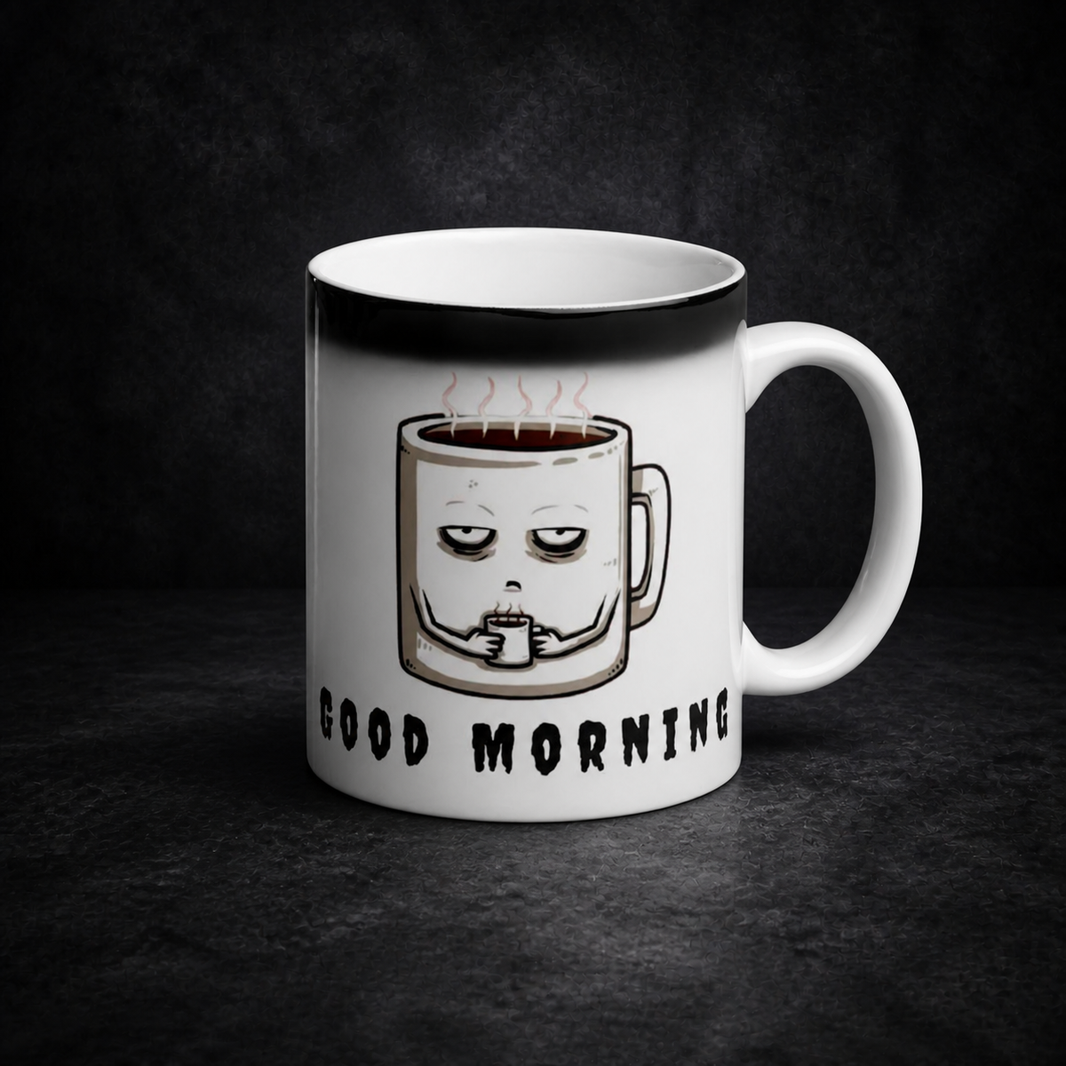 NiZED My Coffee Needs Happines Thermo Tasse – Tasse auf dunklem Betonhintergrund