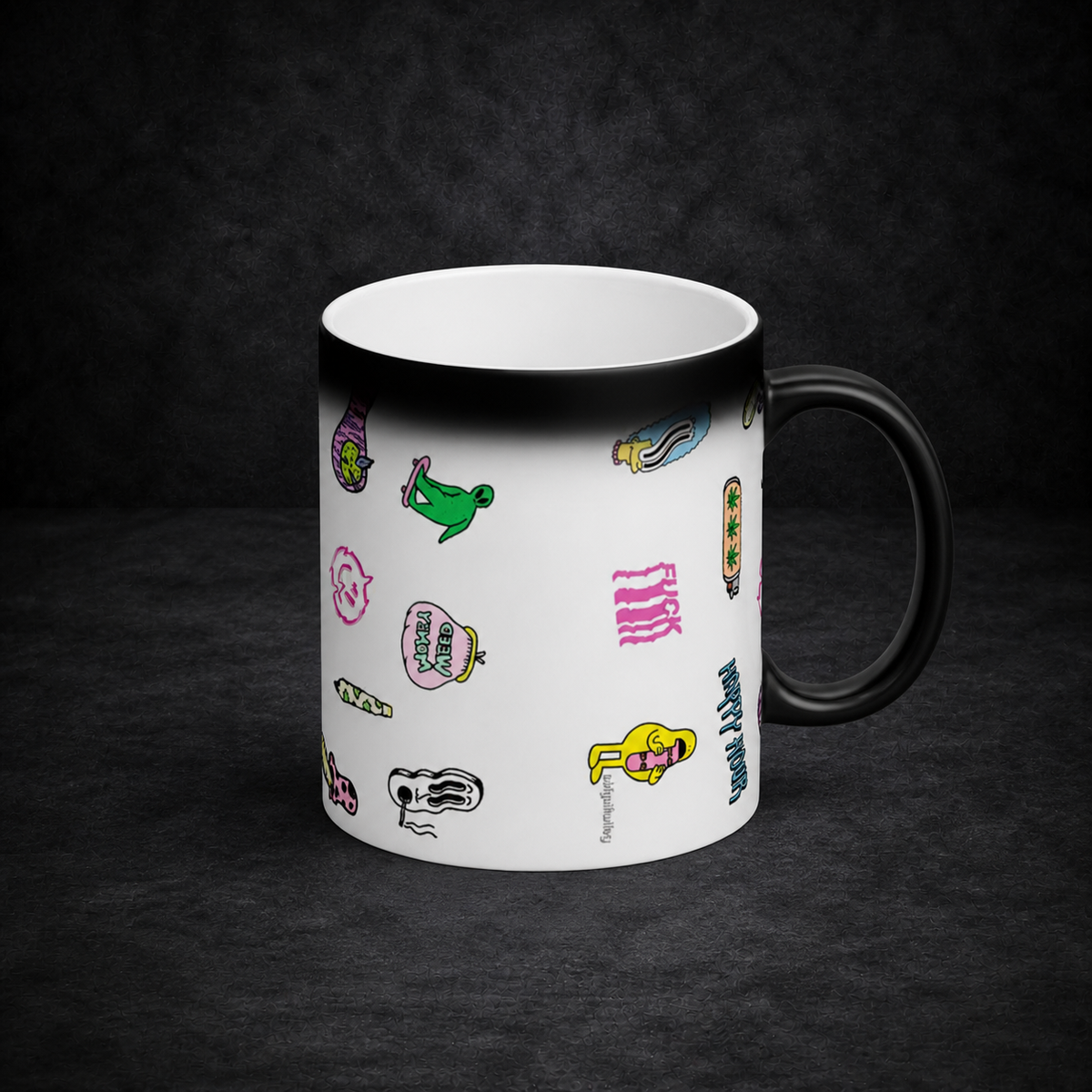 NiZED Thinks i Like Thermo Tasse – Tasse auf dunklem Betonhintergrund