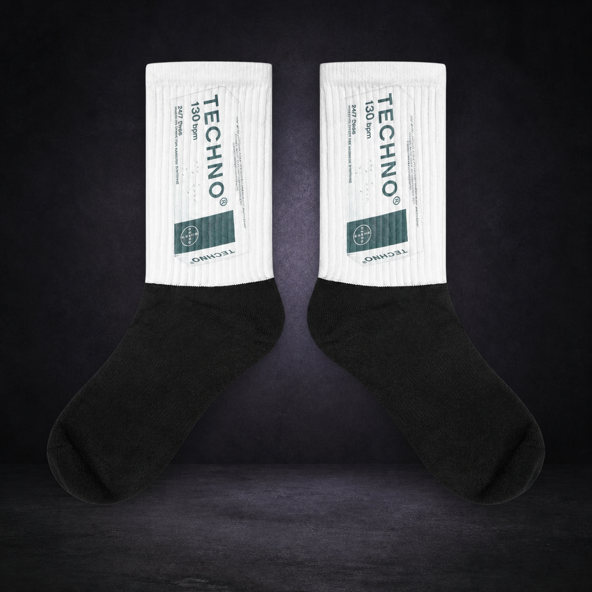 Techno Socken – sauberes NiZED Kollektionscover im dunklen Betonraum