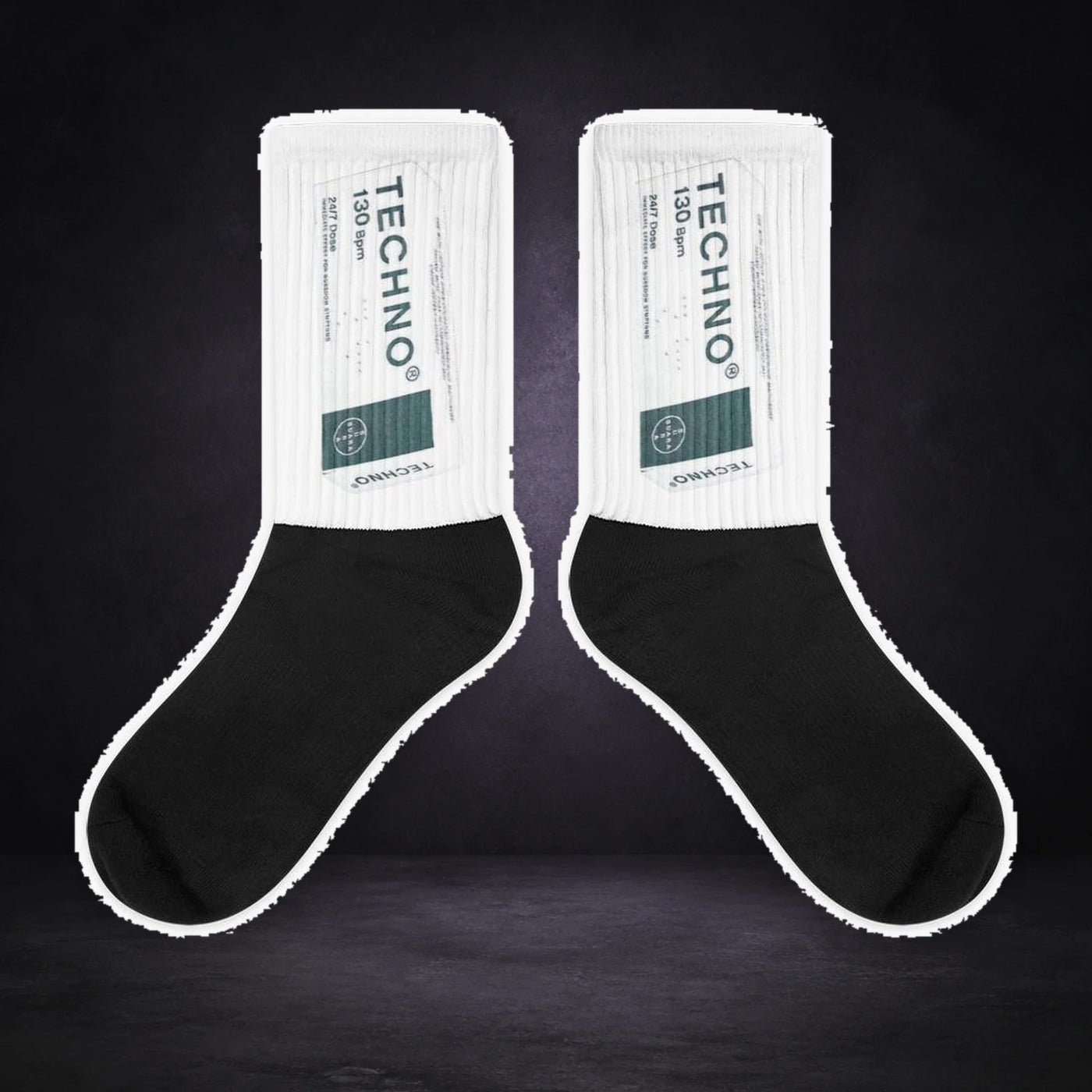 Techno Socken - Rave Socks von NiZED, Sockenpaar mit Designprint vor dunklem Betonhintergrund