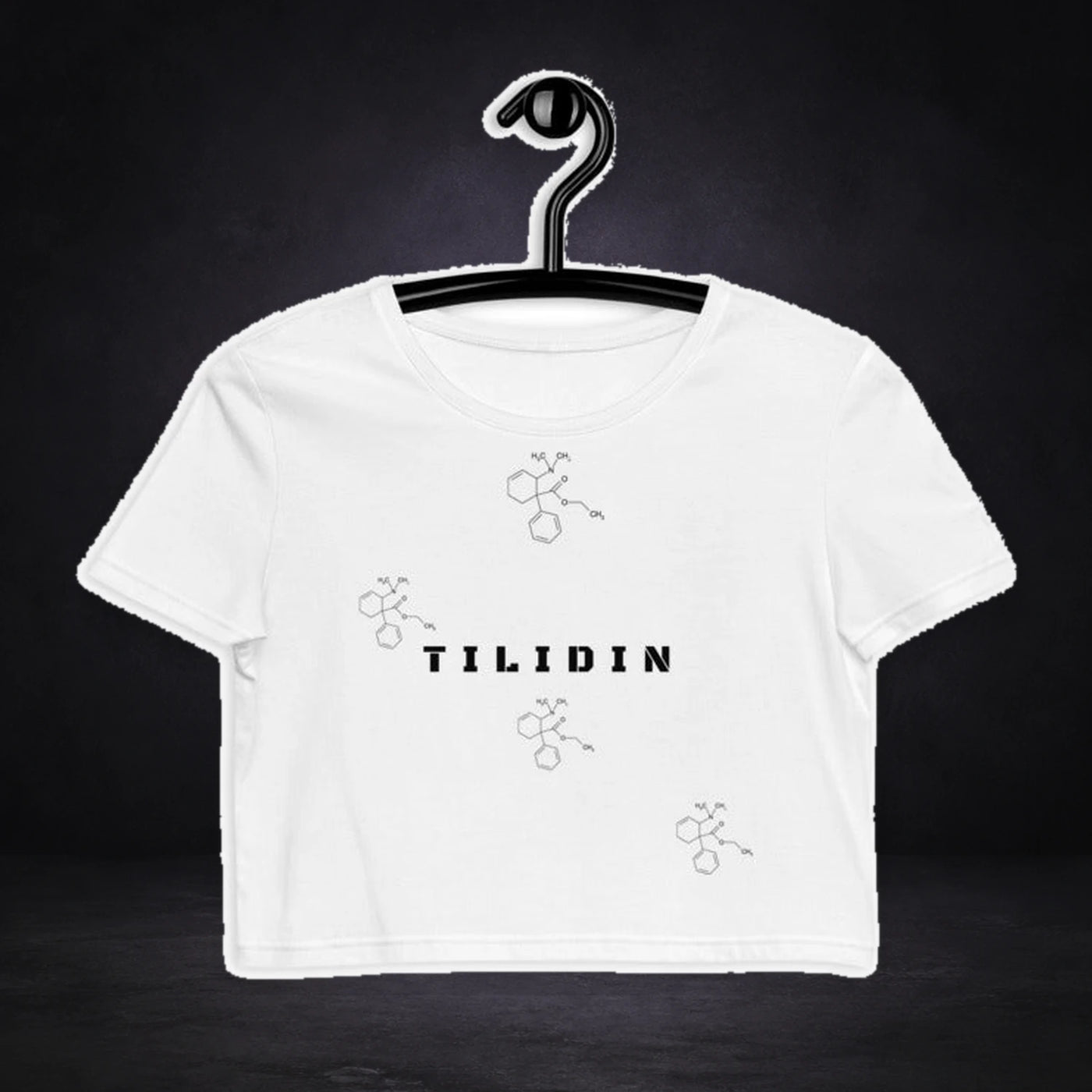 Party Chill Vibes Crop Top von NiZED, Vorderansicht mit Designprint vor dunklem Betonhintergrund