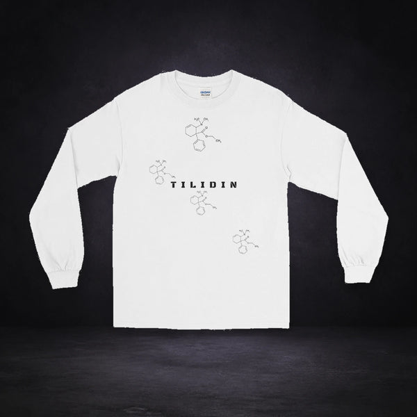 Tilidin Graphic Longsleeve von NiZED, Vorderansicht mit Designprint vor dunklem Betonhintergrund
