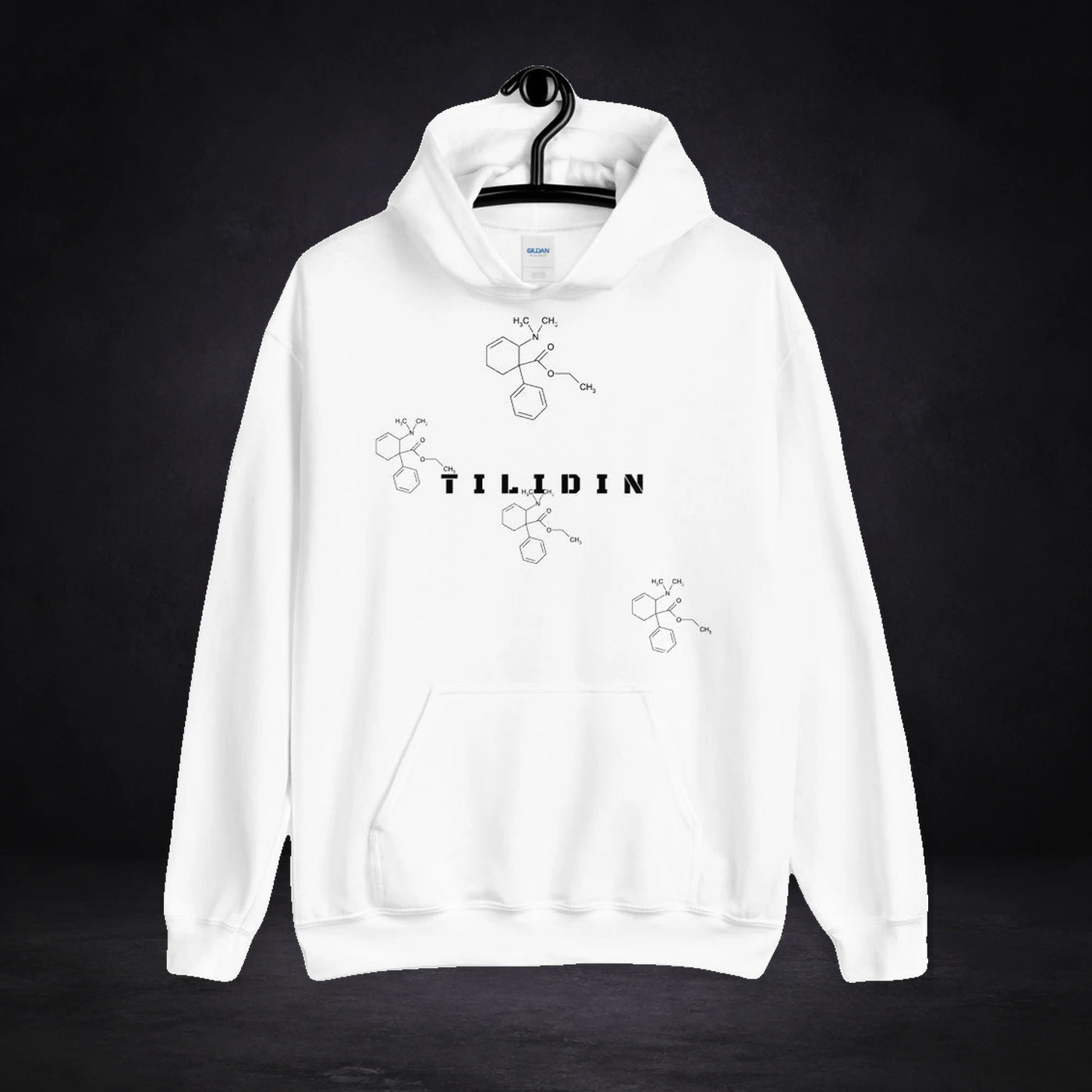 Tilidin Graphic Hoodie von NiZED, Vorderansicht mit Designprint vor dunklem Betonhintergrund