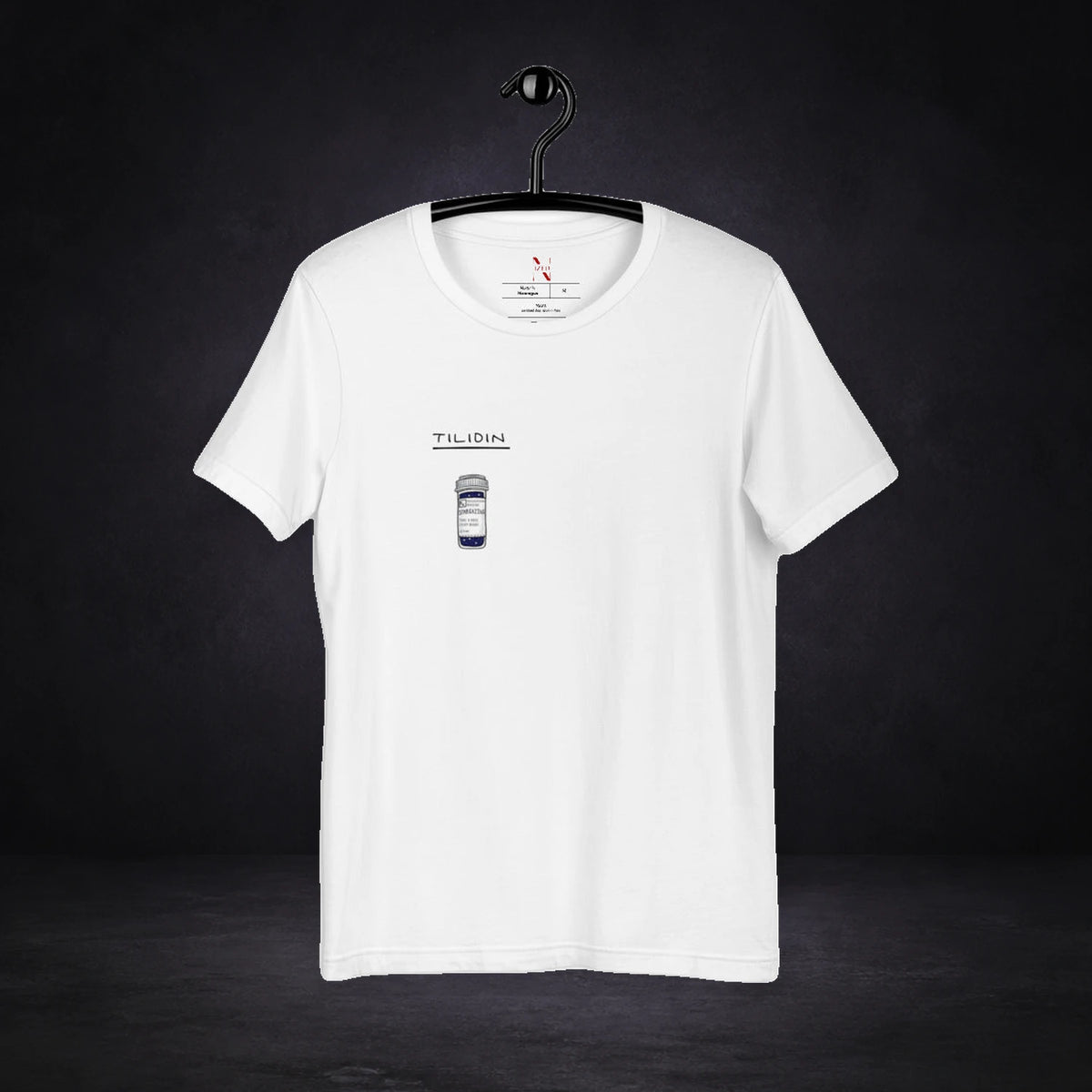 Tilidin Graphic T-Shirt Design 2 von NiZED, Vorderansicht mit Designprint vor dunklem Betonhintergrund