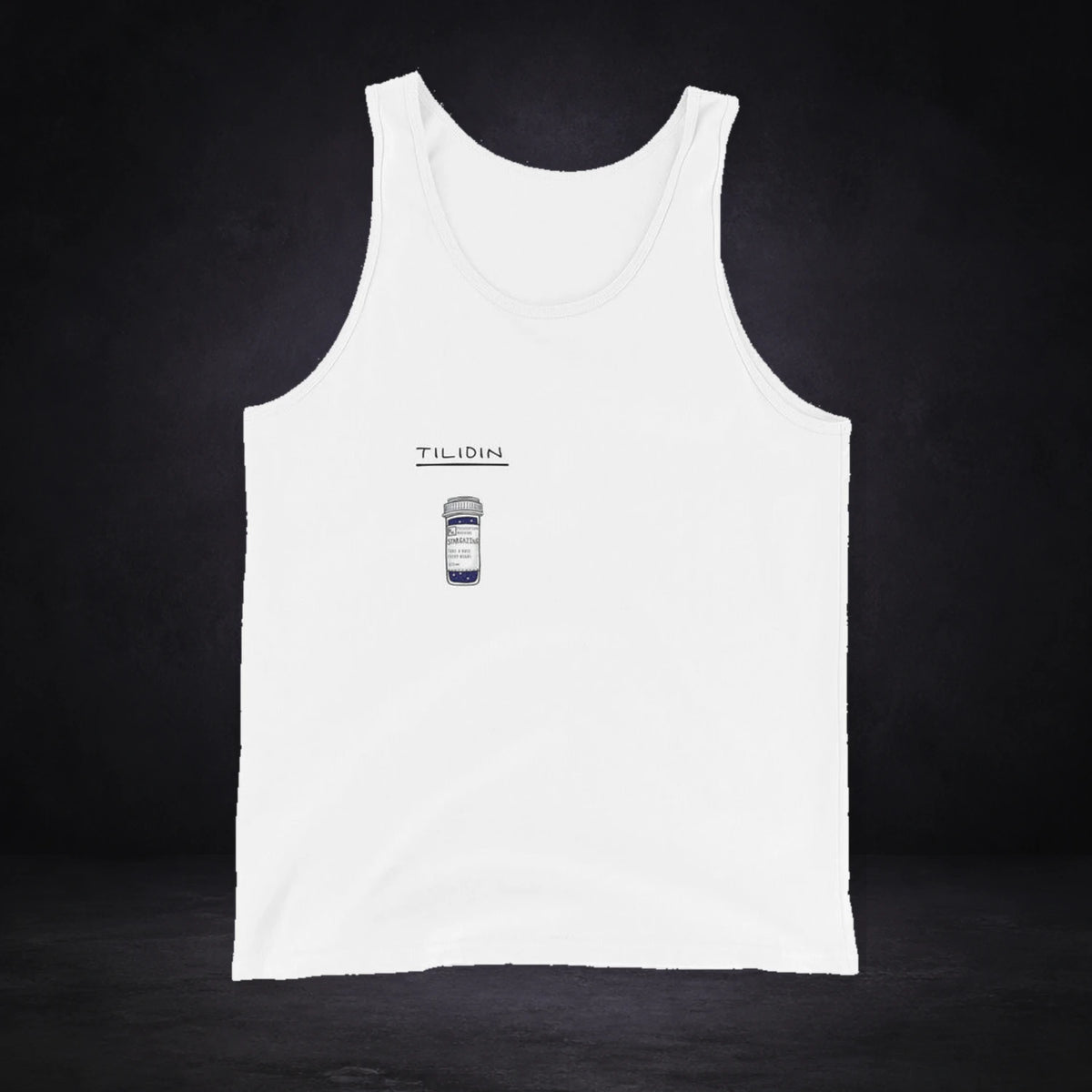 Tilidin Tank Top von NiZED, Vorderansicht mit Designprint vor dunklem Betonhintergrund