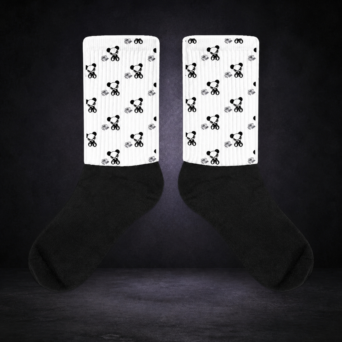 Titty Medicine Socken – sauberes NiZED Kollektionscover im dunklen Betonraum