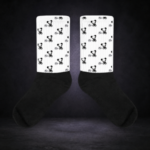 Titty Medicine Socken – sauberes NiZED Kollektionscover im dunklen Betonraum