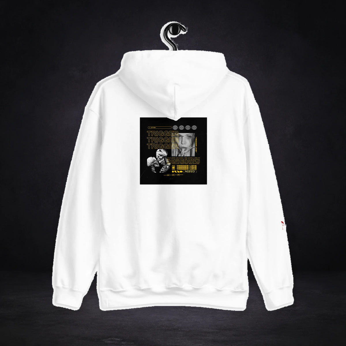 Trigger Graphic Hoodie von NiZED in Weiß, Rückansicht mit Designprint vor dunklem Betonhintergrund