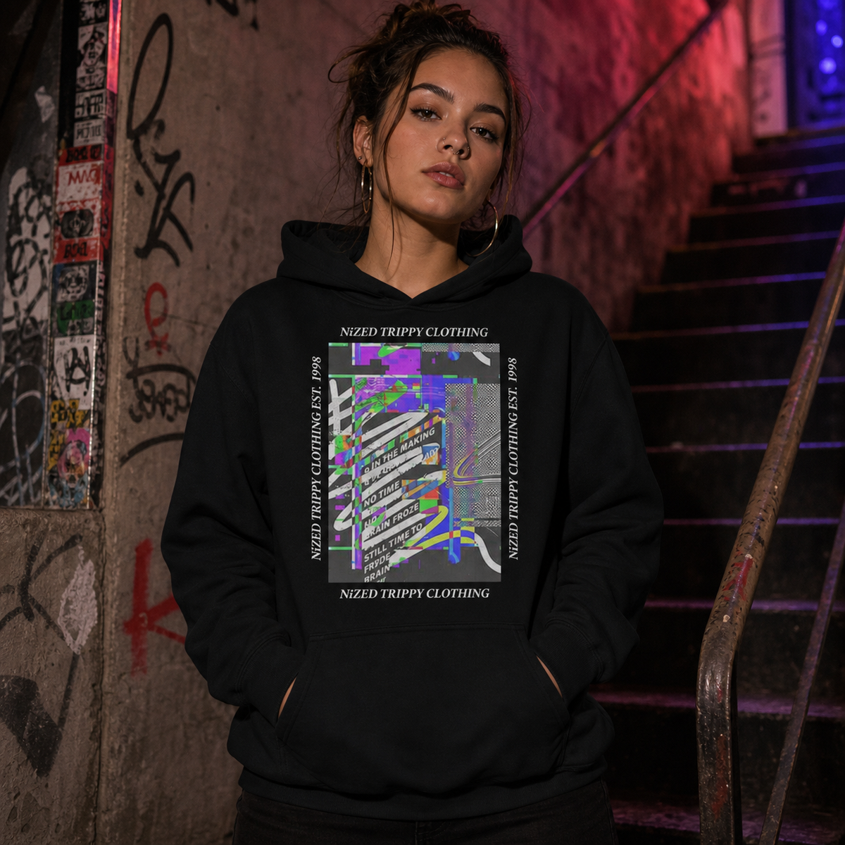 Trippy Graphic Hoodie an weiblichem Model, Frontansicht – KI-generierte Darstellung