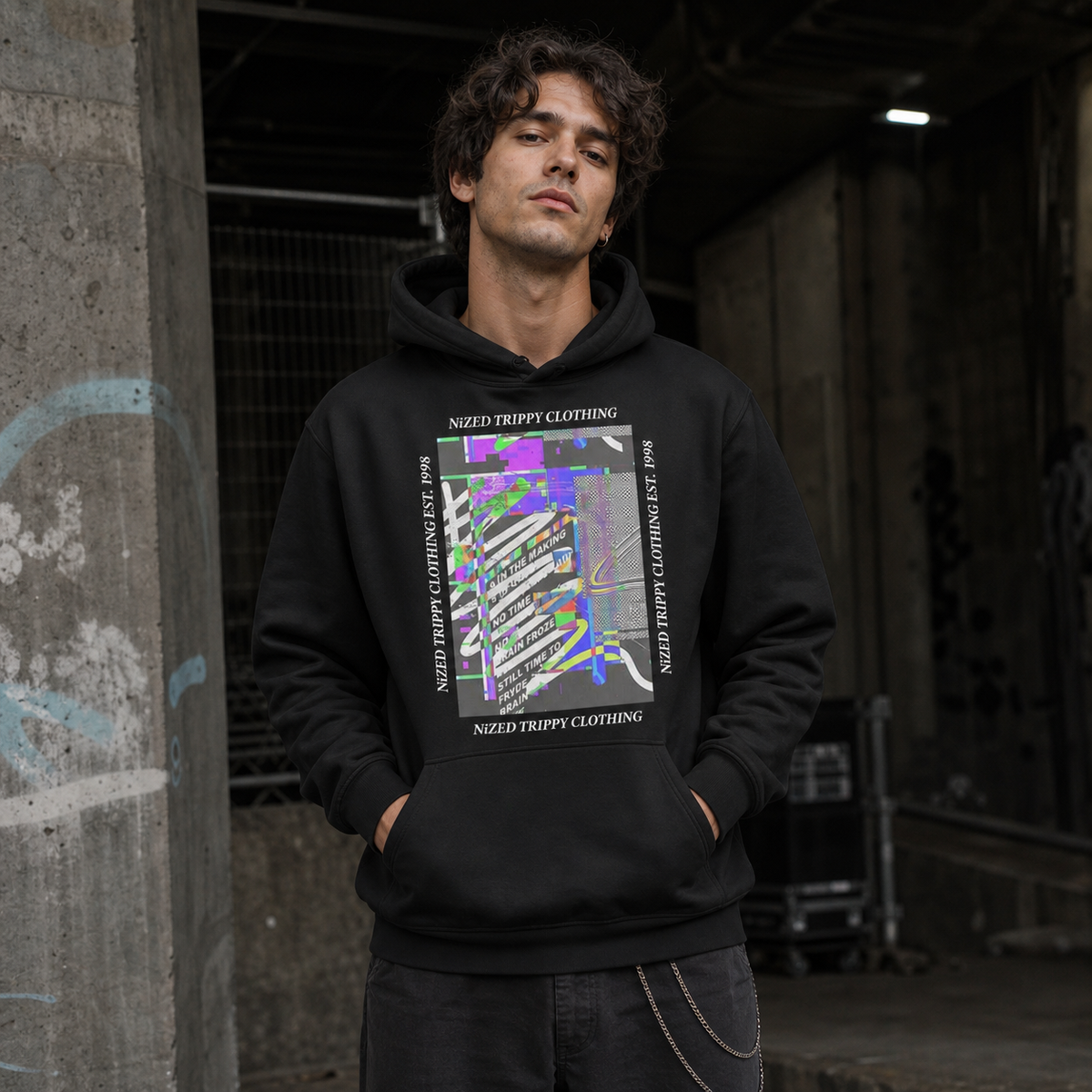 Trippy Graphic Hoodie an männlichem Model, Frontansicht – KI-generierte Darstellung