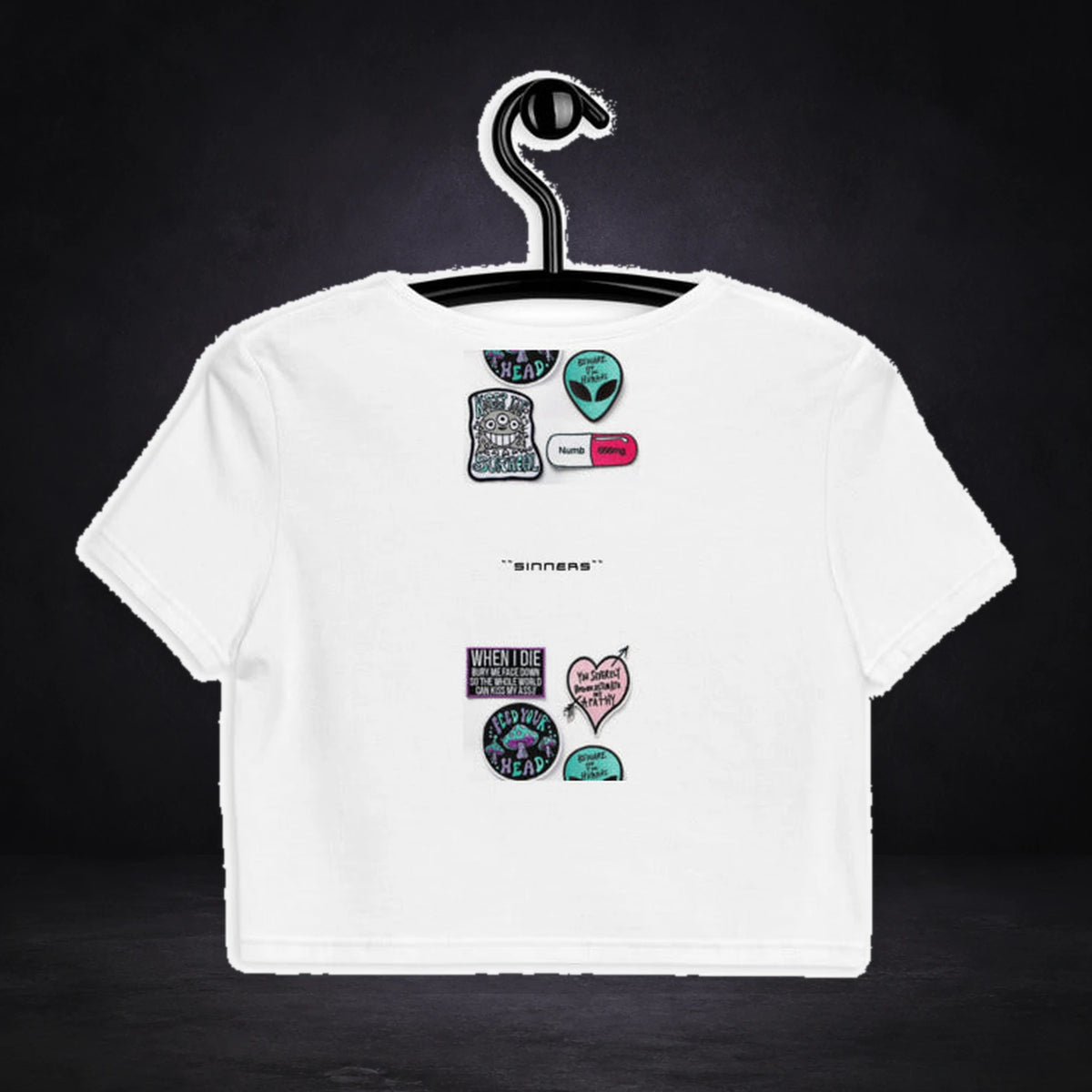 Trippy Sinners Crop Top von NiZED, Rückansicht mit Designprint vor dunklem Betonhintergrund