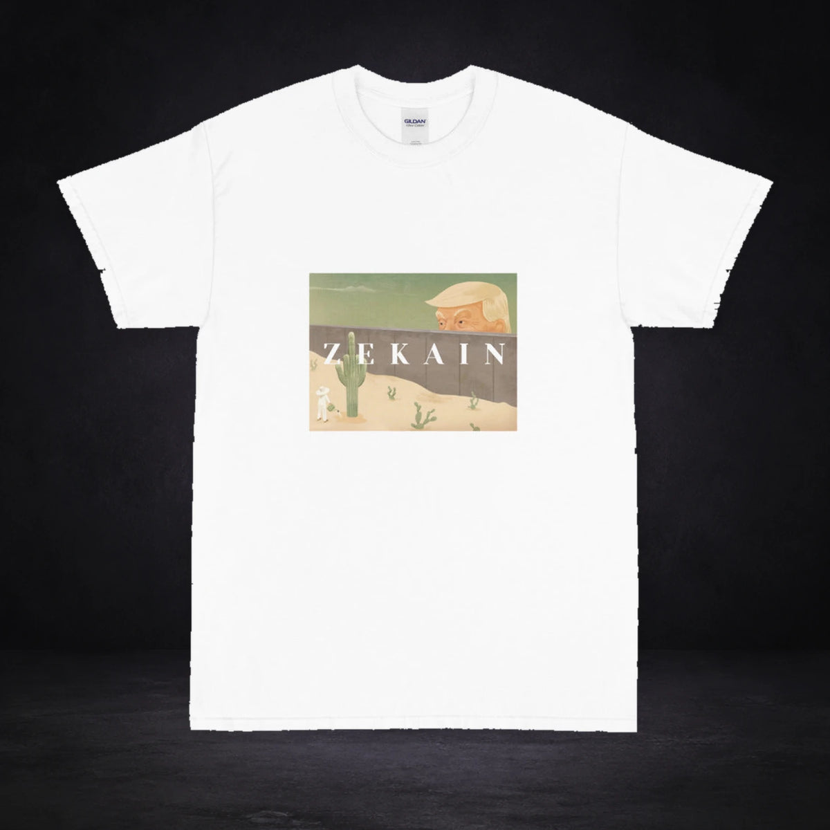 Trump vs Kaktus T-Shirt von NiZED in Weiß, Vorderansicht mit Designprint vor dunklem Betonhintergrund
