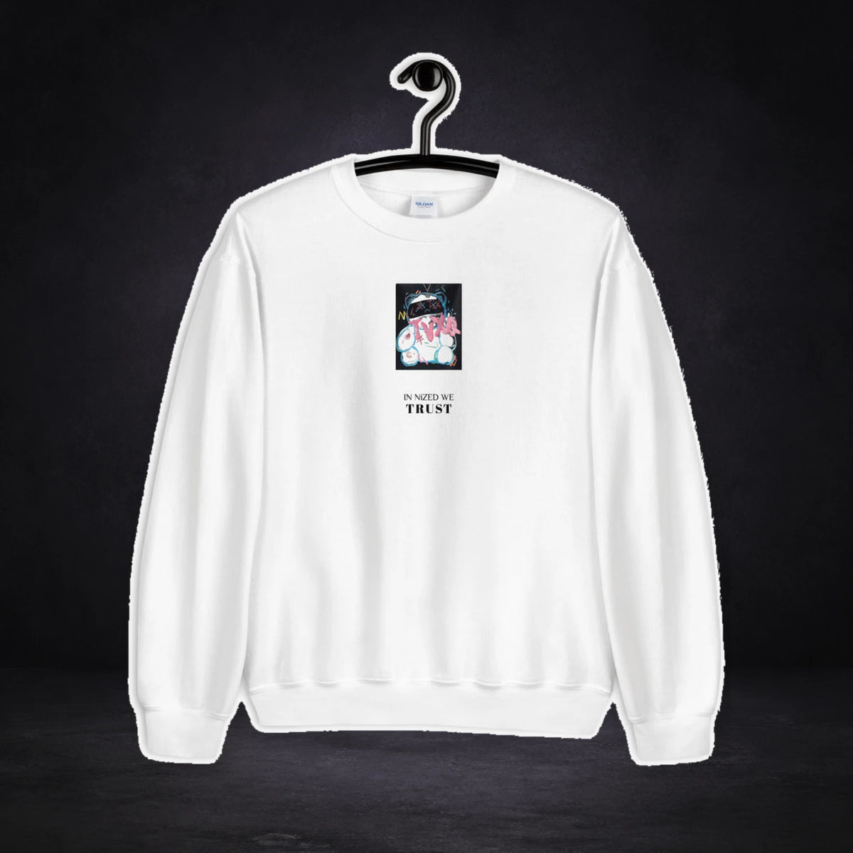 Trust Bear Sweater von NiZED, Vorderansicht mit Designprint vor dunklem Betonhintergrund