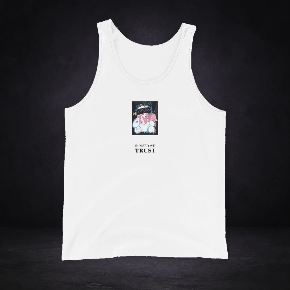 Trust Bear Tank Top von NiZED, Vorderansicht mit Designprint vor dunklem Betonhintergrund