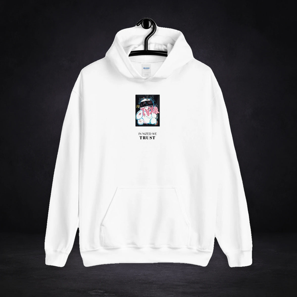 Trust Bear Hoodie von NiZED, Vorderansicht mit Designprint vor dunklem Betonhintergrund