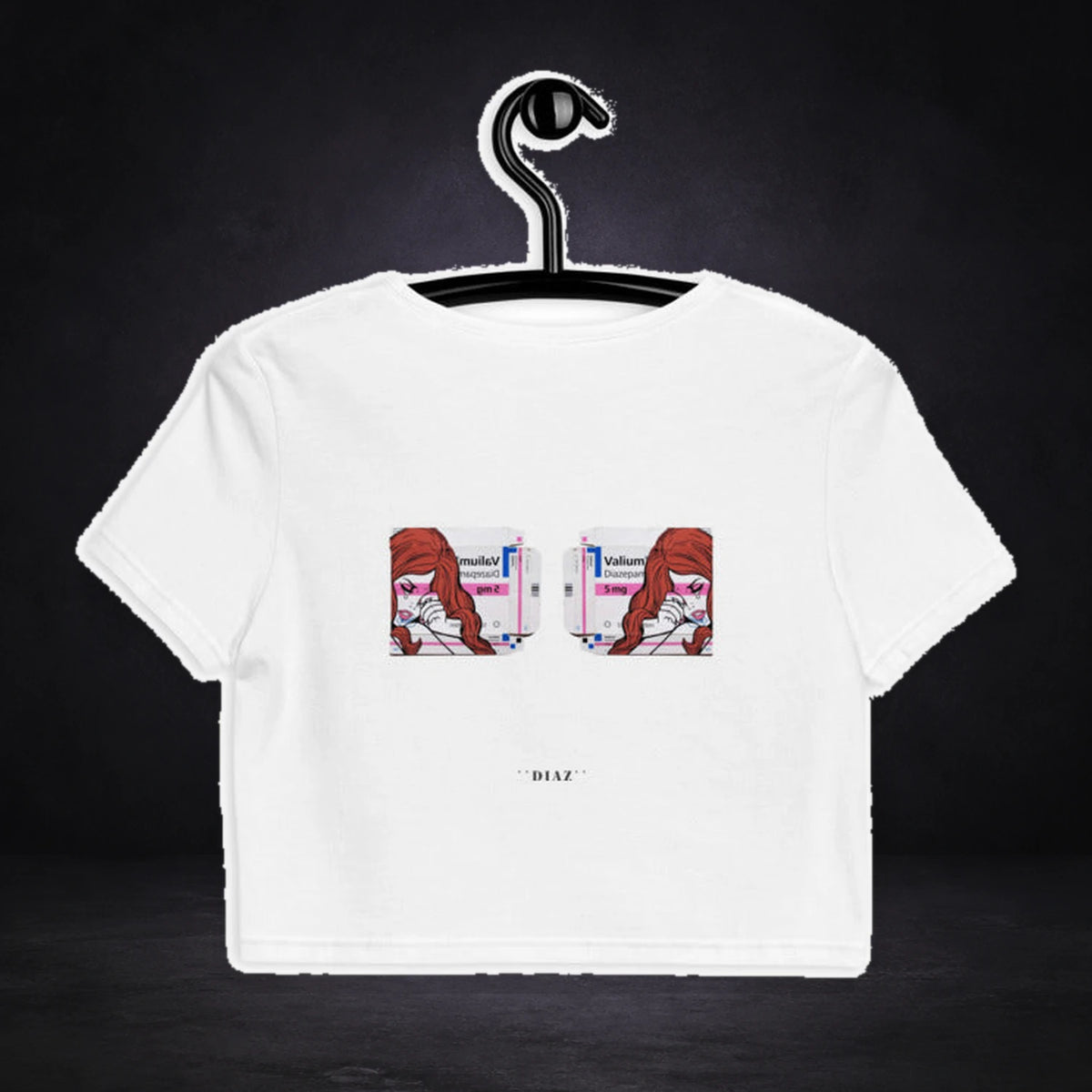 Valium Diazepam Crop Top von NiZED, Rückansicht mit Designprint vor dunklem Betonhintergrund