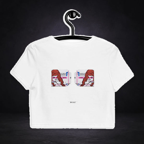 Valium Diazepam Crop Top von NiZED, Rückansicht mit Designprint vor dunklem Betonhintergrund