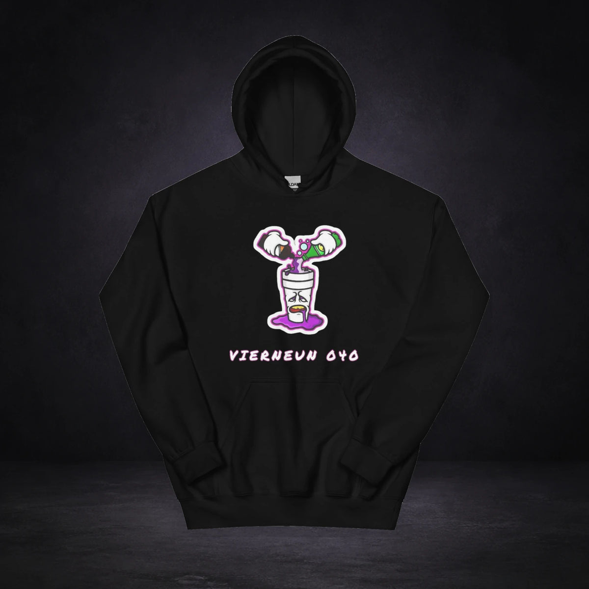 Vierneun 040trippin Hoodie von NiZED, Vorderansicht mit Designprint vor dunklem Betonhintergrund