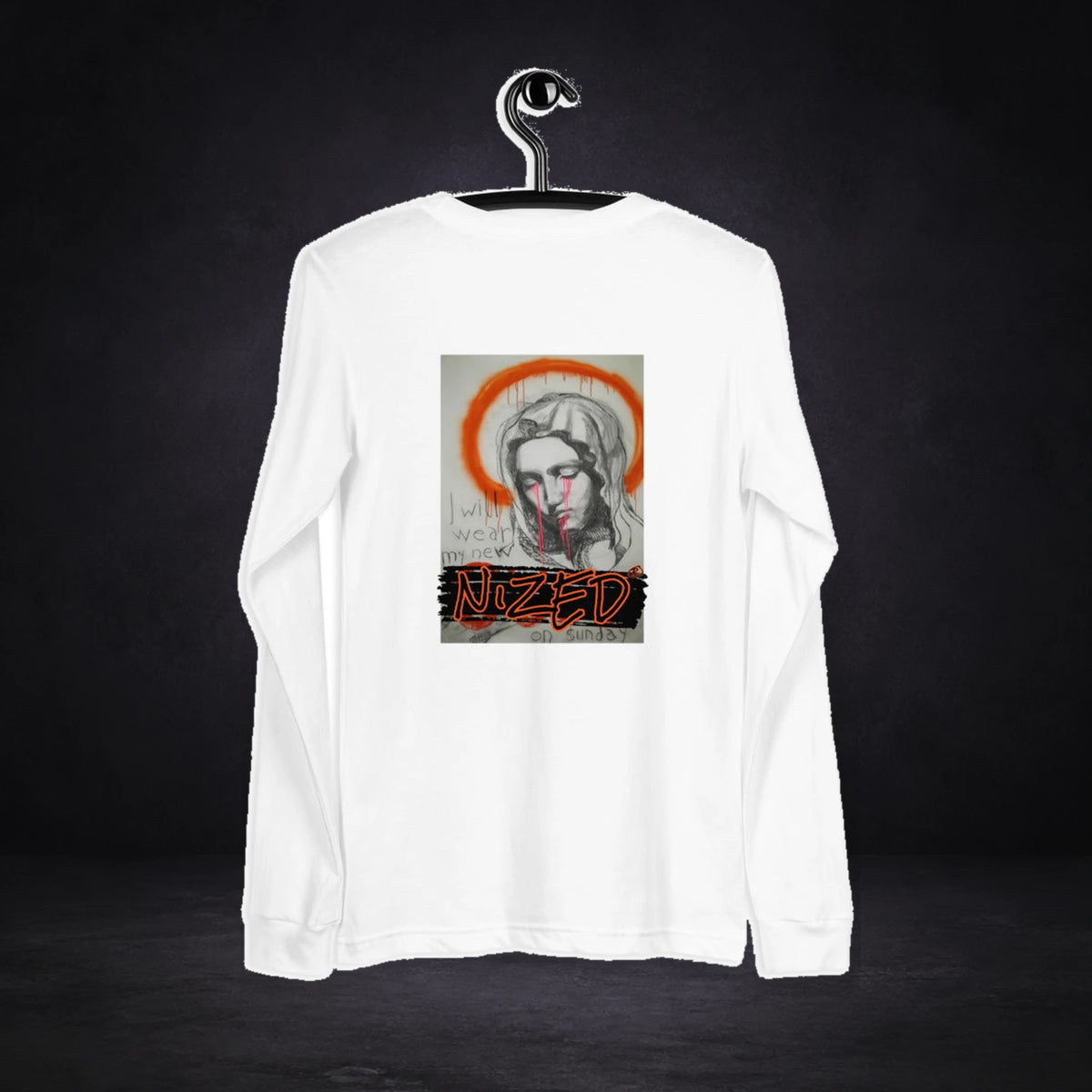 Will Wear Longsleeve von NiZED, Rückansicht mit Designprint vor dunklem Betonhintergrund