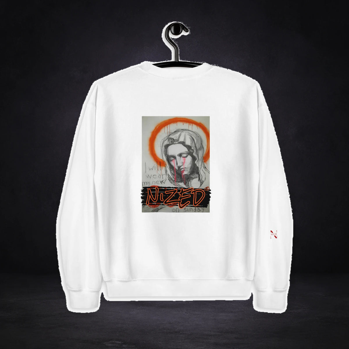 Will Wear It Sweater von NiZED, Rückansicht mit Designprint vor dunklem Betonhintergrund