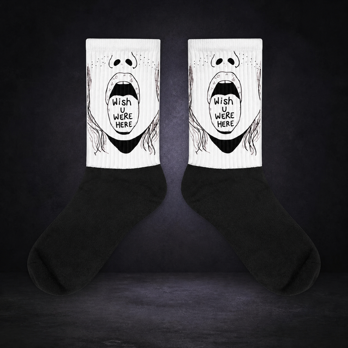 Wish You Were Here Socken von NiZED im dunklen Betonraum – sauberes Kollektionscover