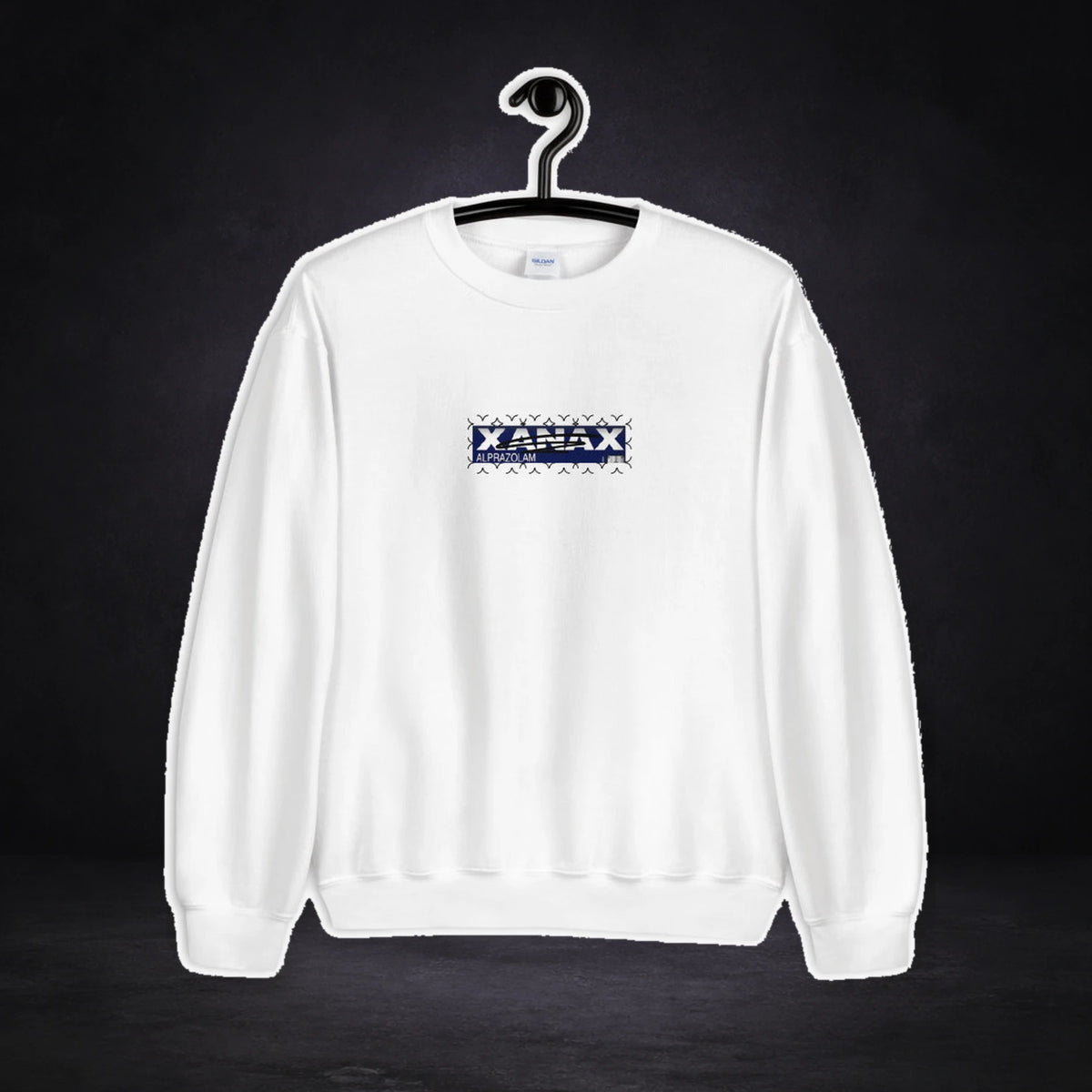 Xanax Alprazolam Sweater von NiZED, Vorderansicht mit Designprint vor dunklem Betonhintergrund