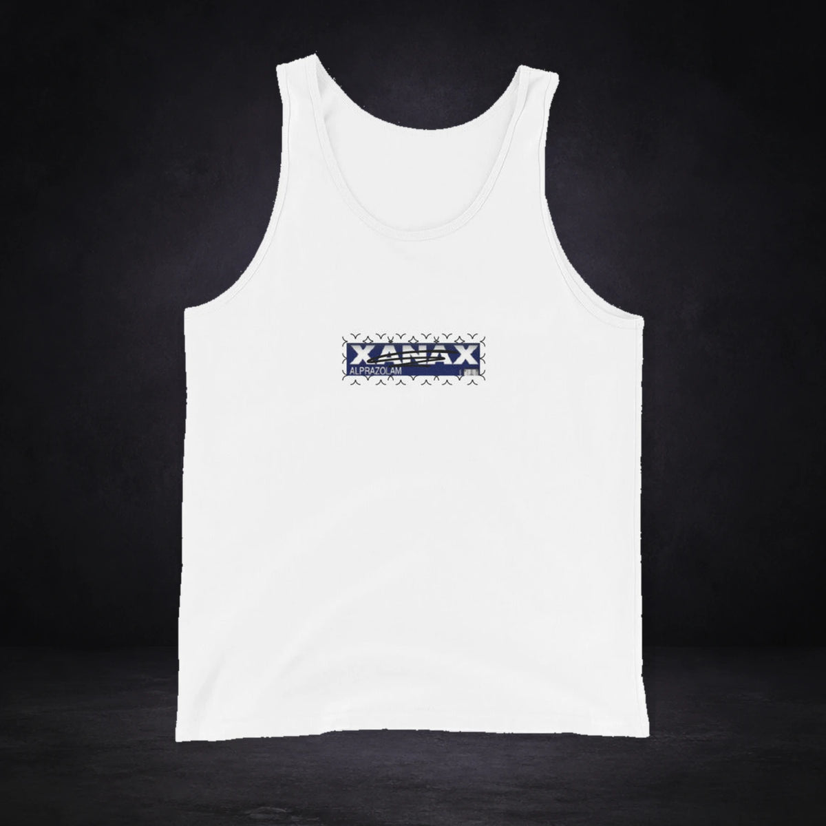 Xanax Alprazolam Tank Top von NiZED, Vorderansicht mit Designprint vor dunklem Betonhintergrund