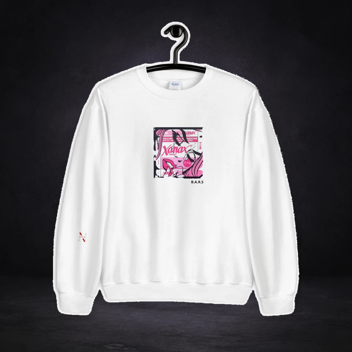 Xany Bars Sweater von NiZED, Vorderansicht mit Designprint vor dunklem Betonhintergrund