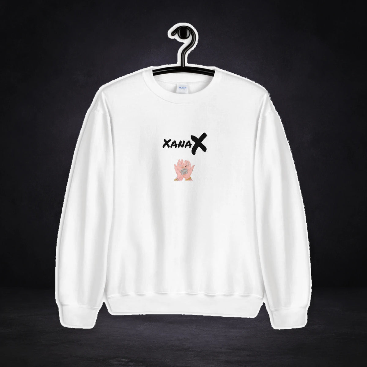 Xanax Graphic Sweater von NiZED, Vorderansicht mit Designprint vor dunklem Betonhintergrund