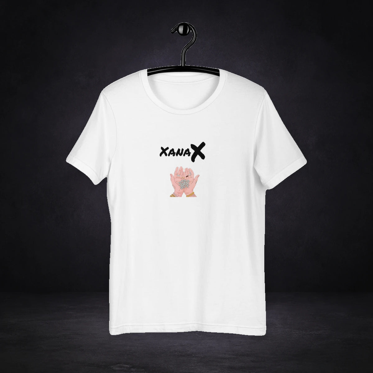 Xanax Graphic T-Shirt von NiZED, Vorderansicht mit Designprint vor dunklem Betonhintergrund