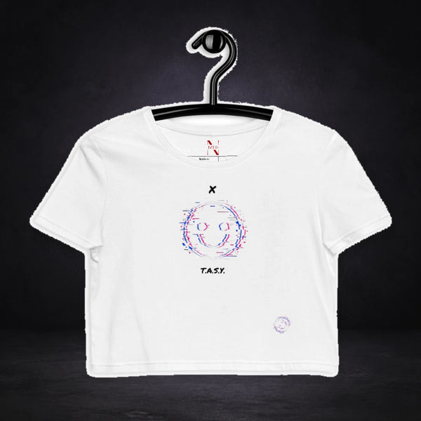 Xtasy Crop Top von NiZED, Vorderansicht mit Designprint vor dunklem Betonhintergrund